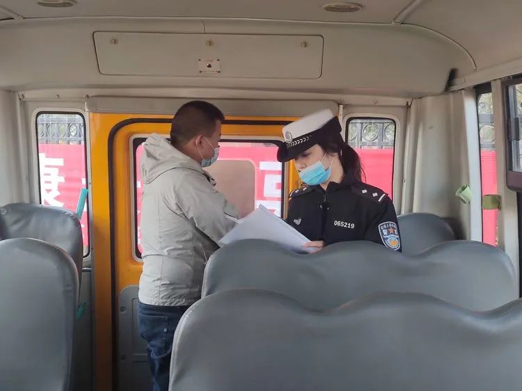 減量控大 | 筑牢安全防線 大慶交警開(kāi)展校車安全隱患排查工作