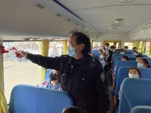 校車安全伴我行！青島三十七中開展校車安全應(yīng)急疏散演練