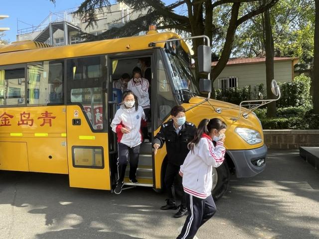 校車安全伴我行！青島三十七中開展校車安全應(yīng)急疏散演練
