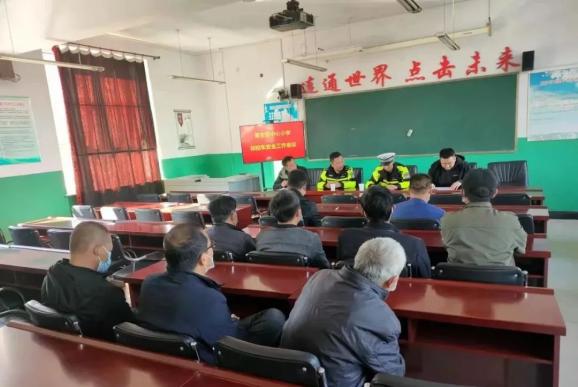 教育培訓(xùn)︱隆化交警大隊開展校車駕駛?cè)税踩窘逃嘤?xùn)