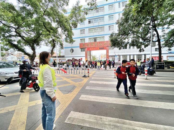 設(shè)護(hù)學(xué)崗校車公交化……惠州多方聯(lián)動紓解學(xué)校周邊交通擁堵