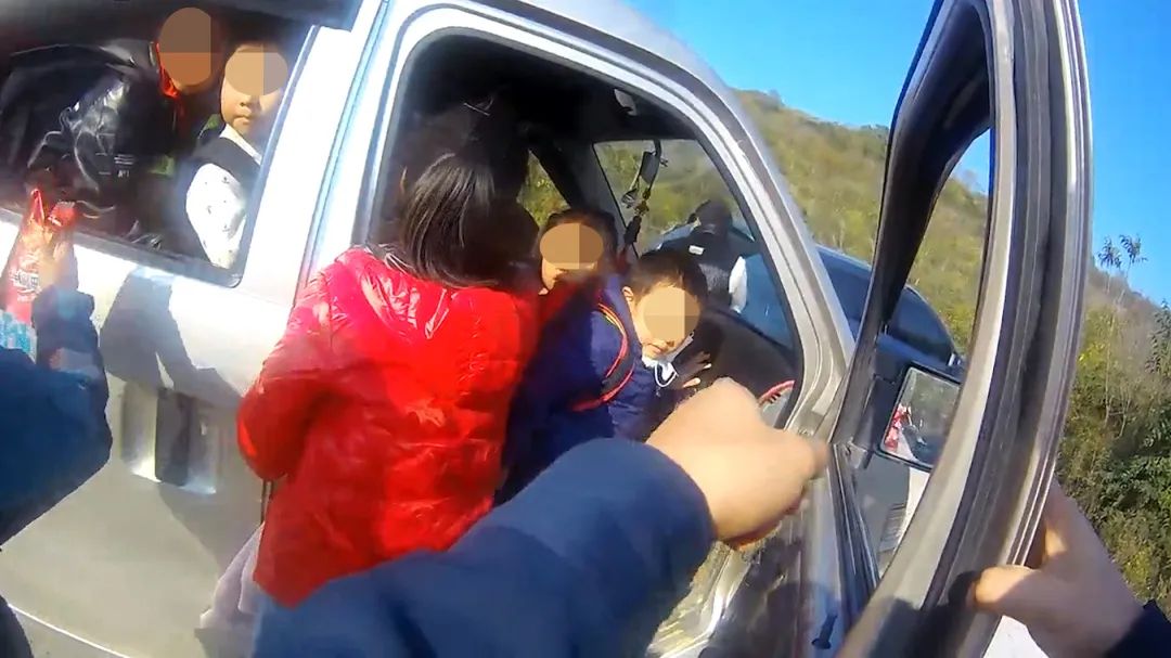 又見黑校車！小小面包車“塞”進(jìn)25人……
