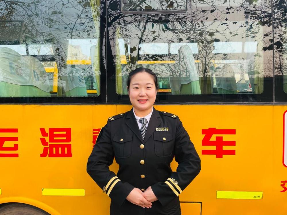 從校車“姐姐”到“阿姨” 她把青春年華獻(xiàn)給了乘車學(xué)生