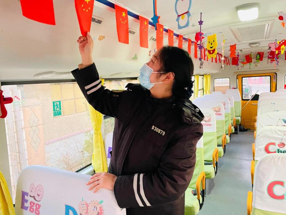 從校車“姐姐”到“阿姨” 她把青春年華獻(xiàn)給了乘車學(xué)生