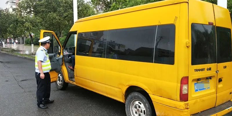 三明一校車嚴(yán)重超載，核載6人的車?yán)锞谷粩D了12人