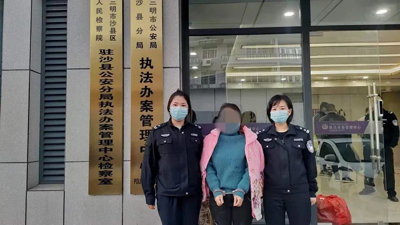 三明一校車嚴(yán)重超載，核載6人的車?yán)锞谷粩D了12人