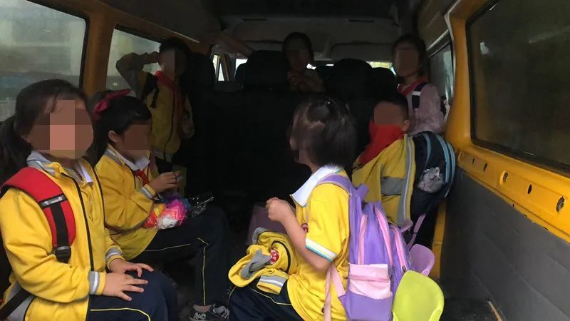 三明一校車嚴(yán)重超載，核載6人的車?yán)锞谷粩D了12人