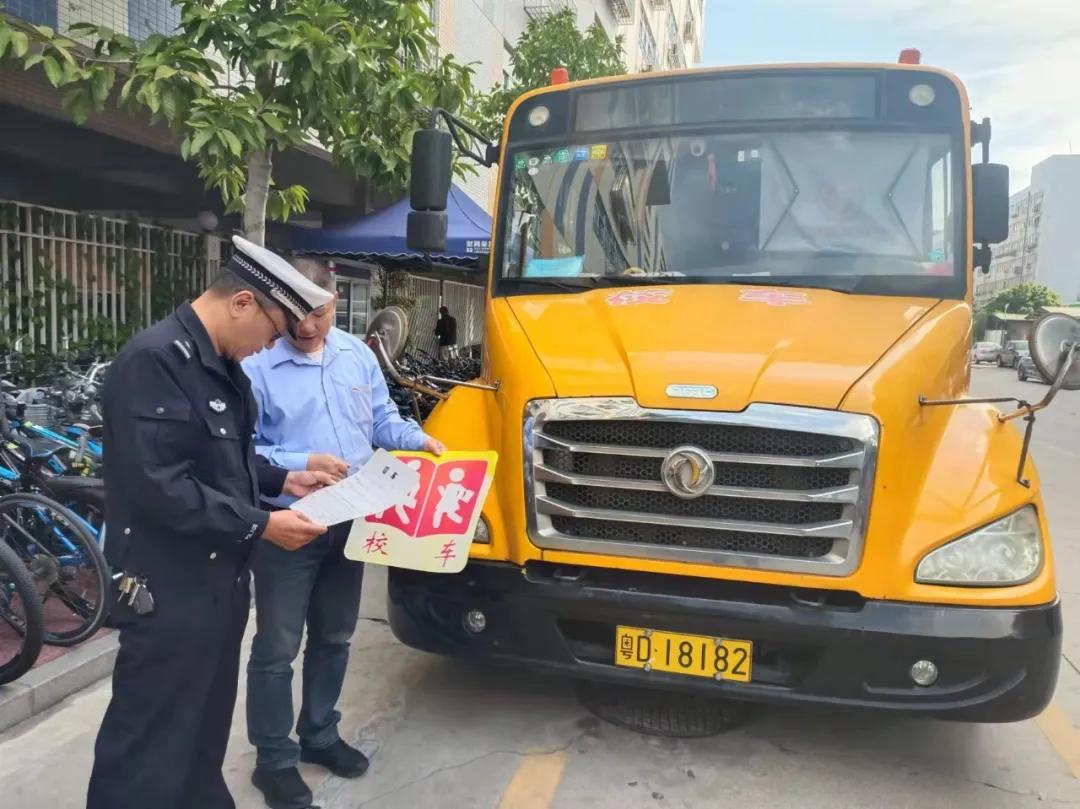 嚴(yán)把校車安全關(guān)！金平交警開(kāi)展校車安全檢查和校車司機(jī)安全宣傳教育