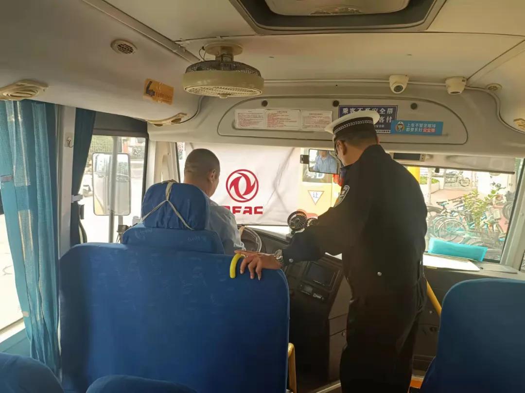 嚴(yán)把校車安全關(guān)！金平交警開(kāi)展校車安全檢查和校車司機(jī)安全宣傳教育