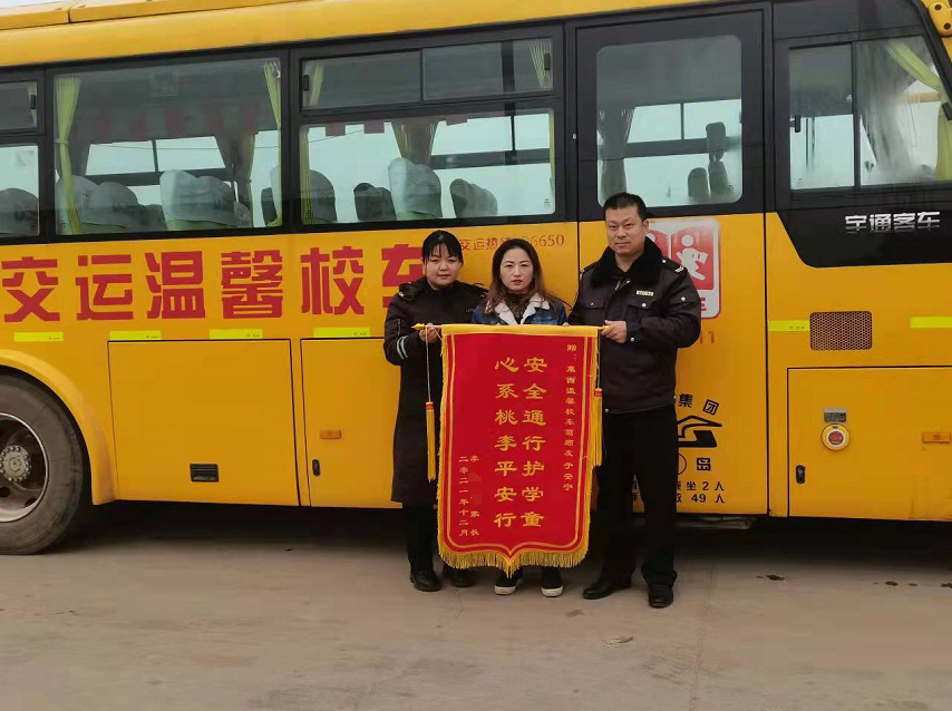 學(xué)生在校車上突發(fā)抽搐，駕照員緊急聯(lián)手施救！