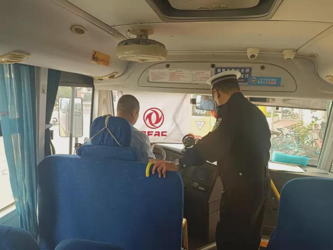 金平交警開展校車安全檢查和校車司機安全宣傳教育