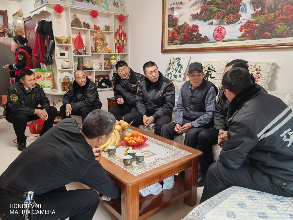 半島網(wǎng) />青島 天寒人心暖！黃島校車志愿者看望九旬老兵