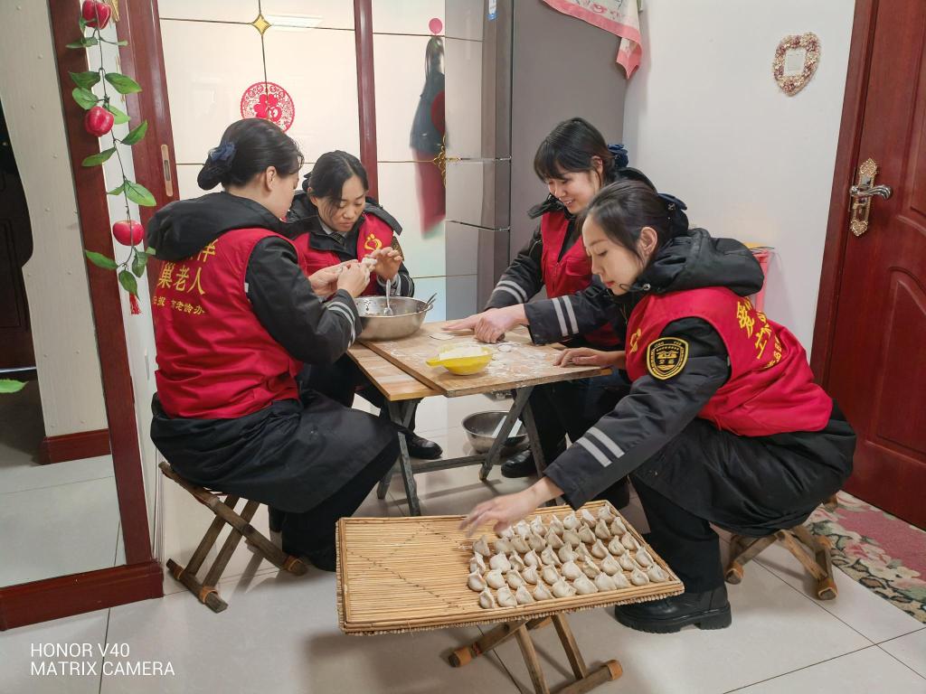 半島網(wǎng) />青島 天寒人心暖！黃島校車志愿者看望九旬老兵