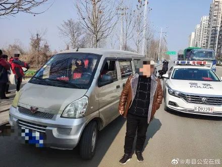 嚴查！壽縣交警查獲超員“黑校車” ！核載7人實載12人