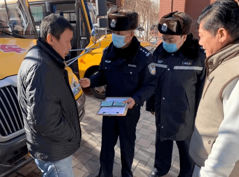 新年伊始 交警為校車“體檢”