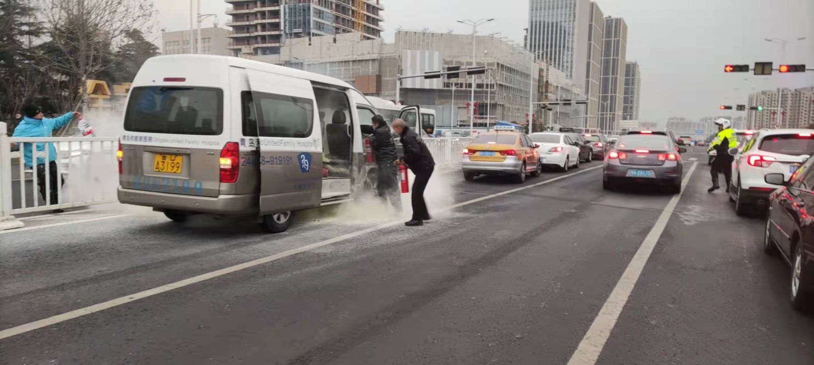青島一私家車意外起火，校車司機出手相助