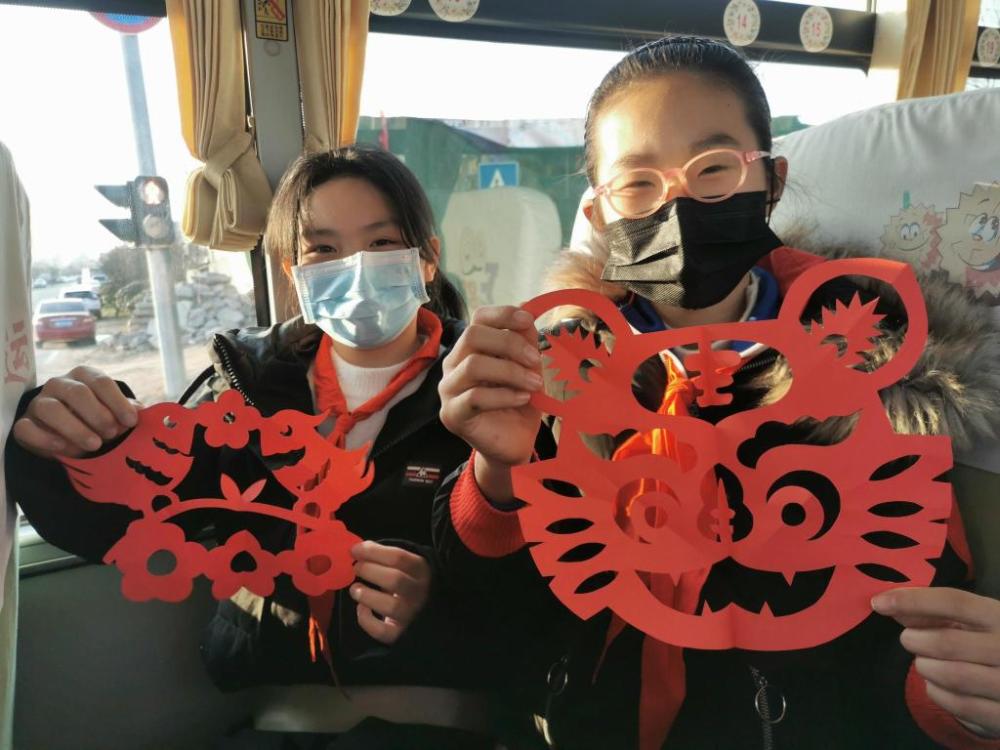 學(xué)生放假我“充電”，溫馨校車“車休人不休”