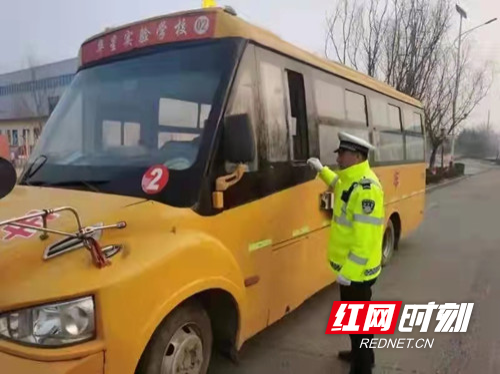 迎開學 桂陽交警開展校車安全大檢查