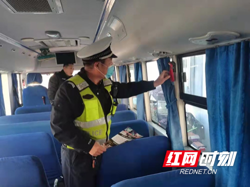 迎開學 桂陽交警開展校車安全大檢查