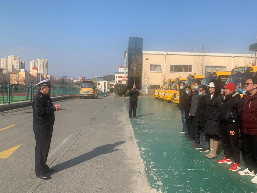 開學(xué)在即 李滄交警開展校車安全大檢查