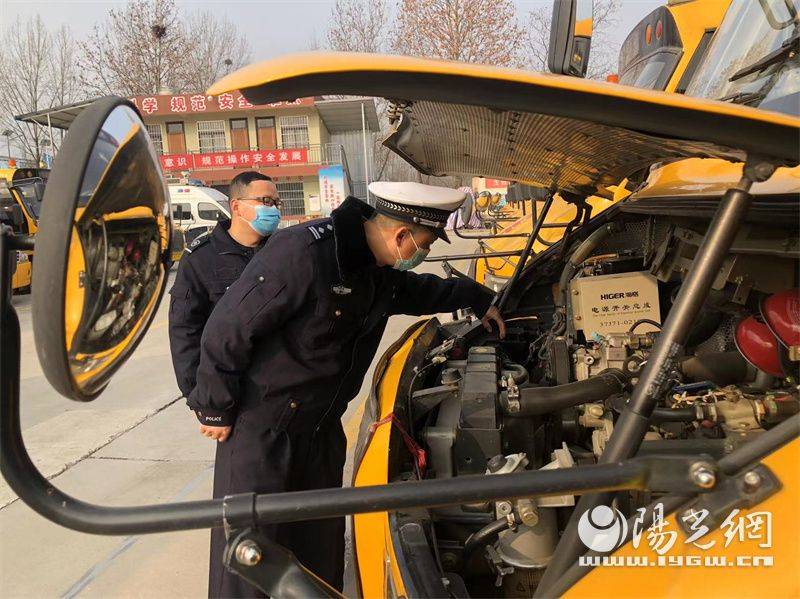 開學季 校車復工交警來“體檢”