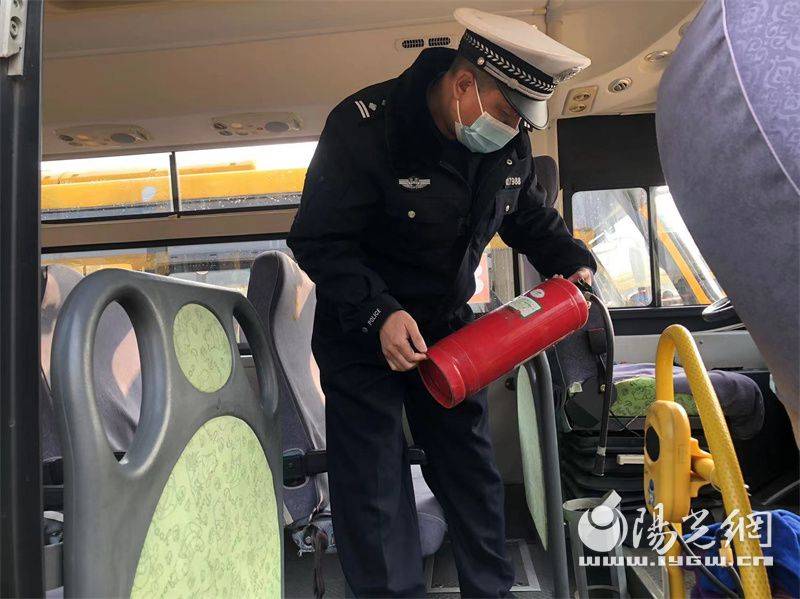 開學季 校車復工交警來“體檢”