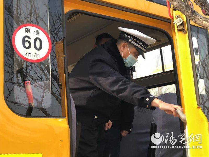開學季 校車復工交警來“體檢”