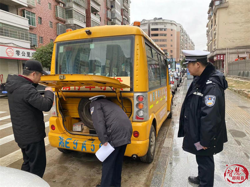 邵陽縣對校車進行“體檢”