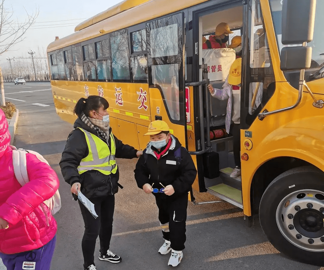 13輛免費校車，安排