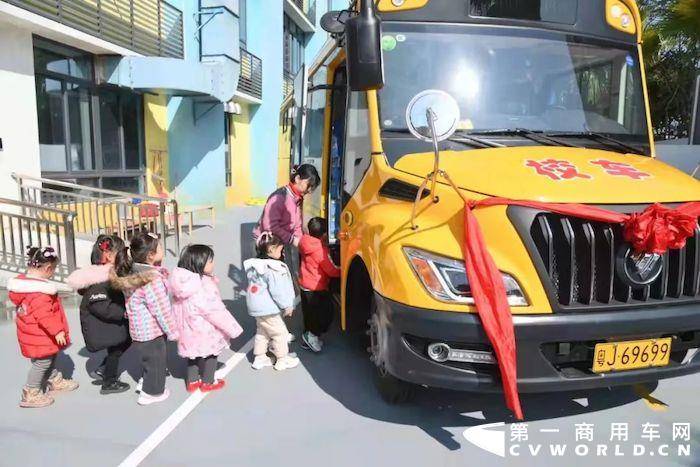 歐輝新一代健康校車(chē)在華南師大附屬文華幼兒園正式開(kāi)通服務(wù)