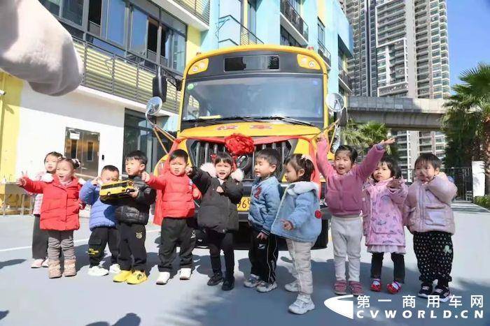 歐輝新一代健康校車(chē)在華南師大附屬文華幼兒園正式開(kāi)通服務(wù)