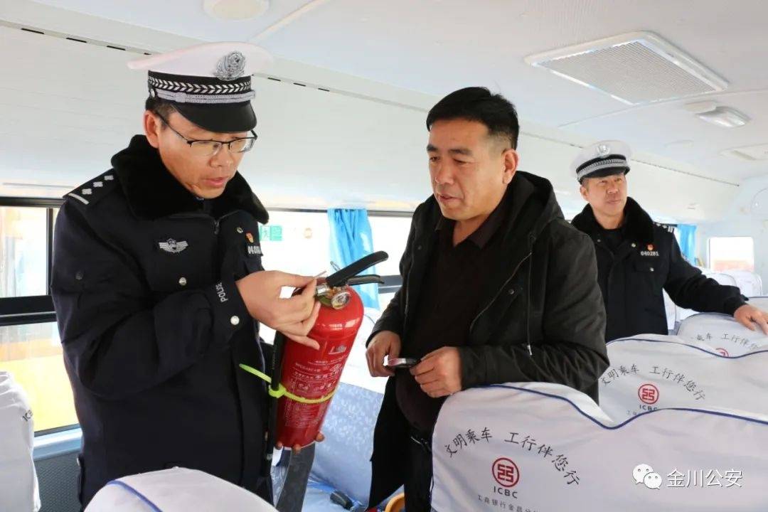 開學在即，金昌交警為校車“體檢”