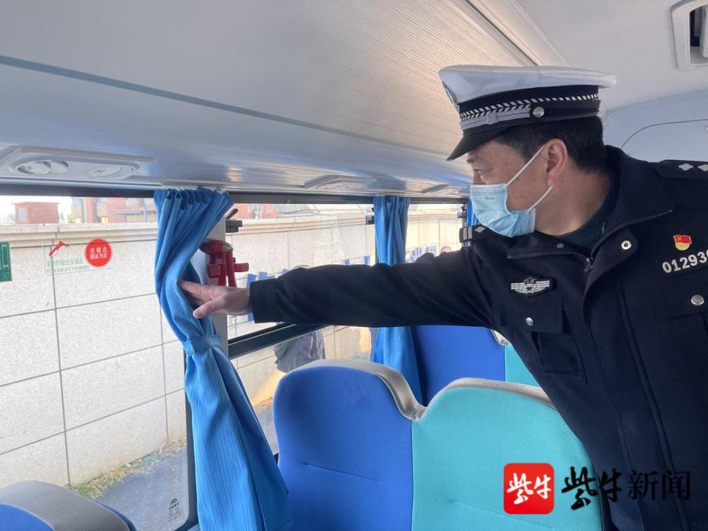 擰緊校車管理“安全閥”，南京江北新區(qū)交警進(jìn)校園開(kāi)展大檢查