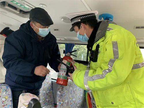 專項(xiàng)治理來(lái)了！遂寧交警重點(diǎn)整治校車安全和校園周邊道路交通秩序