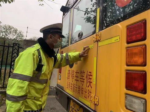 專項(xiàng)治理來(lái)了！遂寧交警重點(diǎn)整治校車安全和校園周邊道路交通秩序