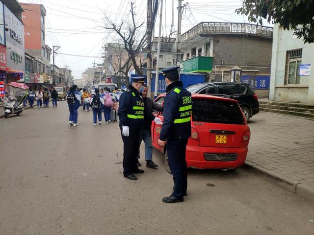 清鎮(zhèn)市嚴(yán)厲打擊“黑校車” 為學(xué)生出行安全保駕護(hù)航