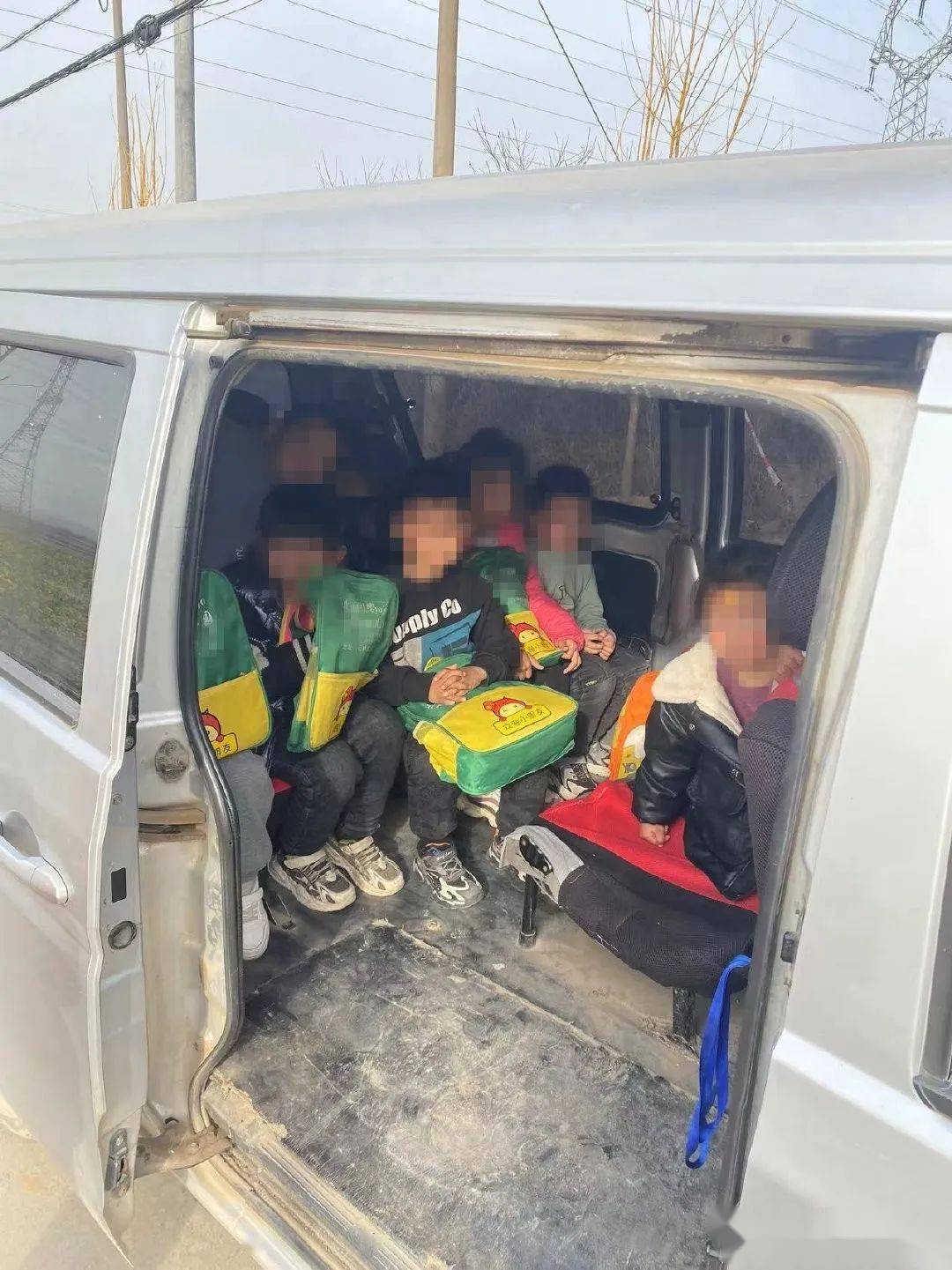 一面包車充當(dāng)校車接送孩子被查