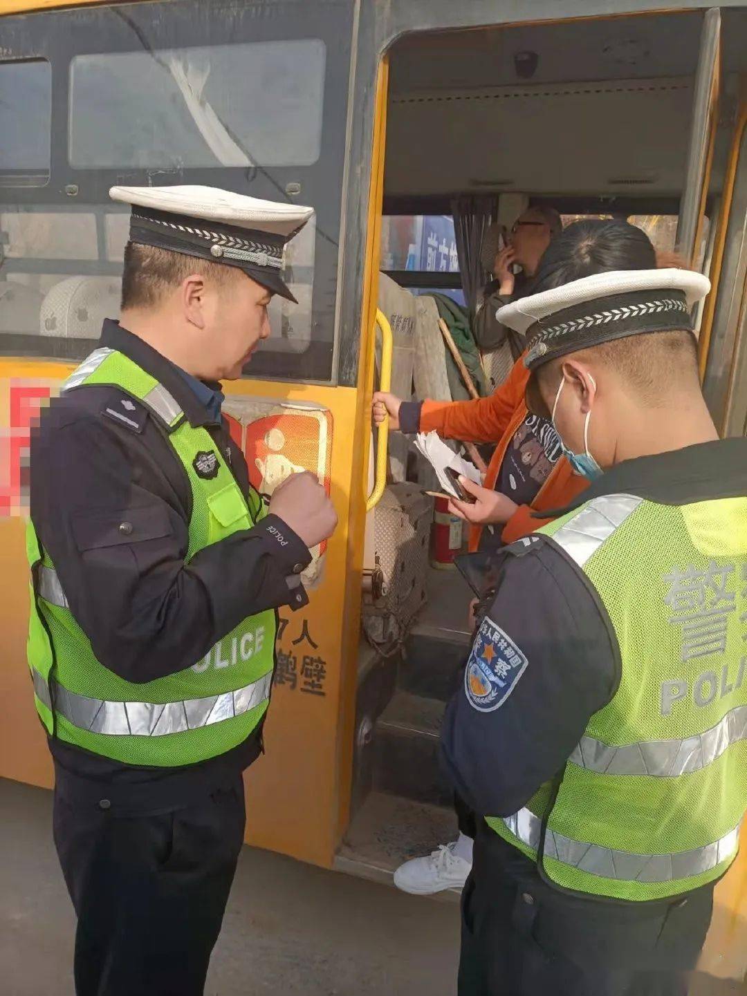一面包車充當(dāng)校車接送孩子被查