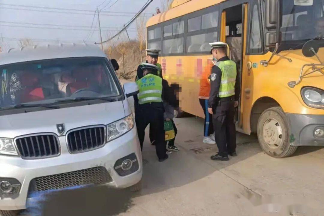 一面包車充當(dāng)校車接送孩子被查