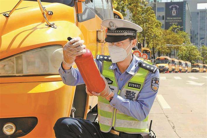 交警查校車 護(hù)航上學(xué)路