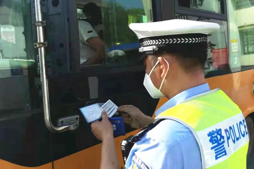 交警大隊開展校車安全突擊檢查，護航平安上學(xué)路