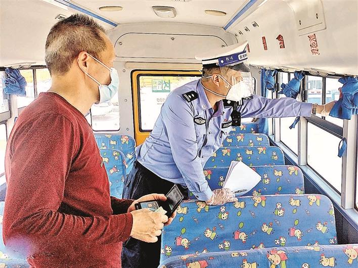 嚴把校車安全關(guān) 福海交警中隊開展校車“大體檢”