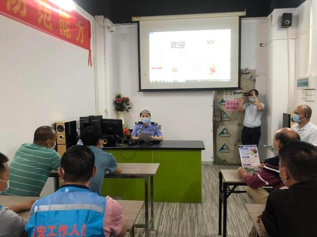 東莞交警開展校車駕駛員安全教育培訓(xùn)暨校車安全應(yīng)急演練