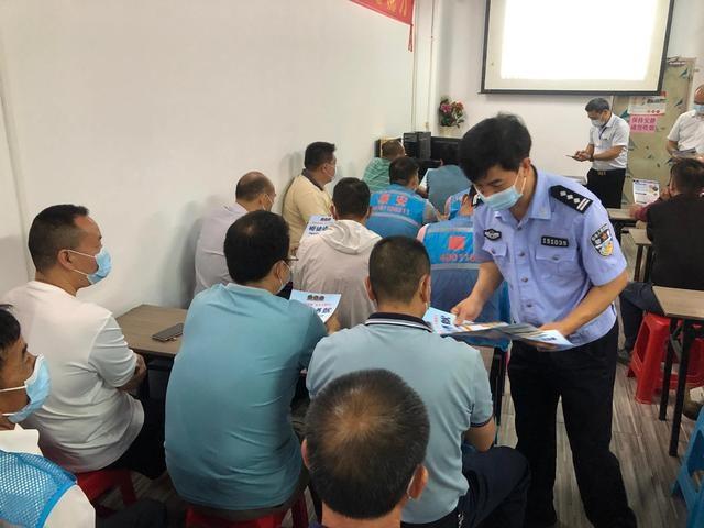 東莞交警開展校車駕駛員安全教育培訓(xùn)暨校車安全應(yīng)急演練