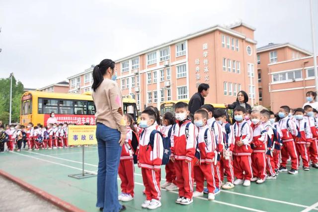 潛江市田家炳實驗小學附屬幼兒園開展校車應急疏散演練活動