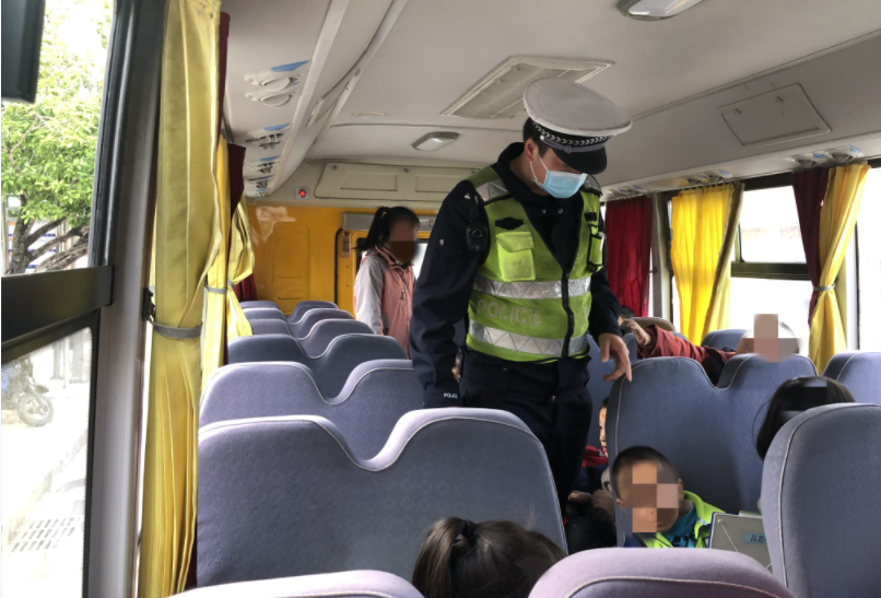 超員，校車司機準駕不符……全州交警開展校車安全整治