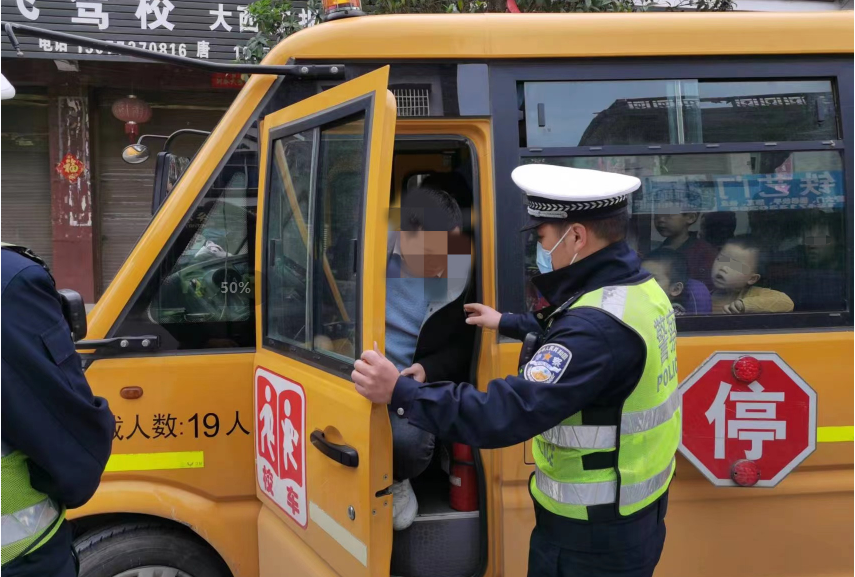 超員，校車司機準駕不符……全州交警開展校車安全整治