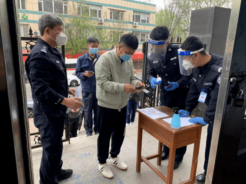 沈陽交警為物流貨車、校車駕駛?cè)碎_設(shè)線下審驗業(yè)務(wù)專場