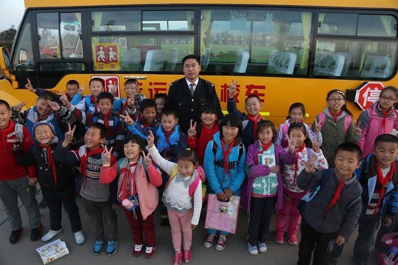 到今天上午，青島大鼻子校車開通整十年啦！