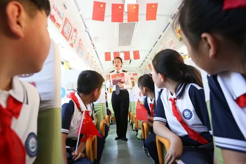 到今天上午，青島大鼻子校車開通整十年啦！